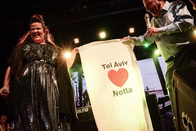 El alcalde de Tel Aviv, Ron Huldai, con la cantante israelí Netta Barzilai