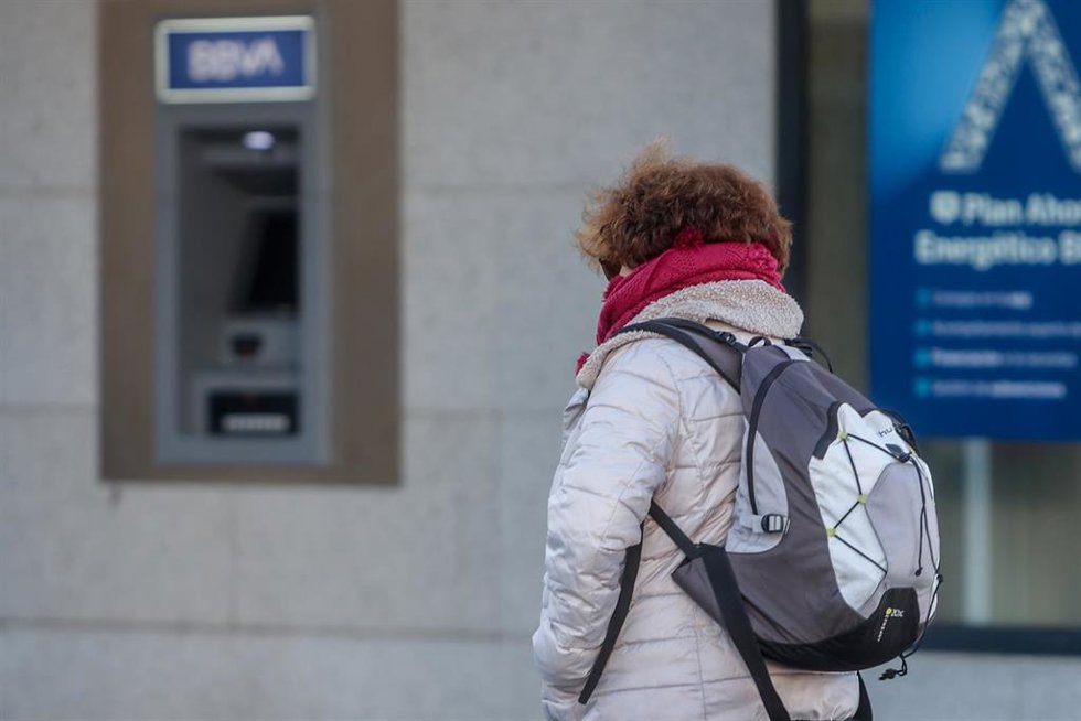 Una persona camina por la calle