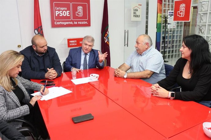 El candidato al alcaldía de Cartagena por el PSOE, Manuel Torres, junto al secretario general del PSRM, Pepe Velez, se ha reunido este viernes por la tarde con los representantes del comité de empresa de Sabic
