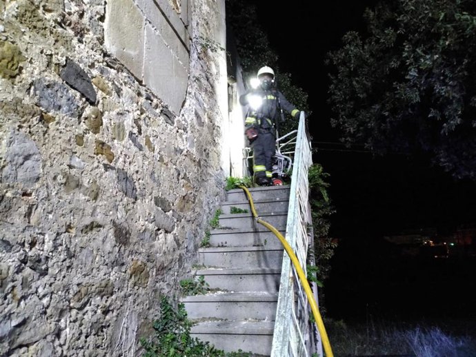 Extinción de un incendio en una casa deshabitada en Colindres