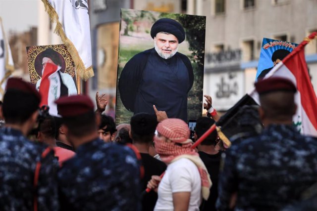 Archivo - Simpatizantes del clérigo Muqtada al Sadr 