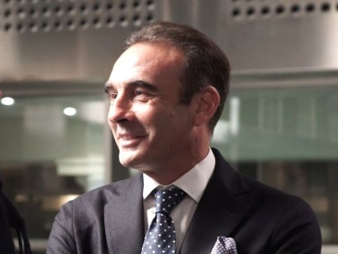 Enrique Ponce durante la presentación de poemas de Paco Villaverde