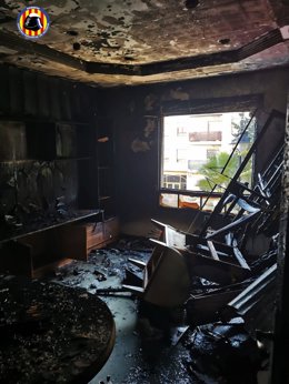 Un incendio calcina el segundo piso de un edificio en Ontinyent