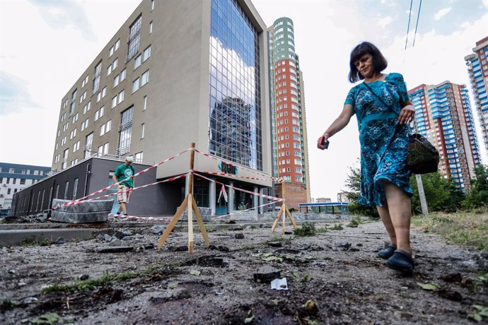 Archivo - August 8, 2022, Kharkiv, Kharkiv, Ukraine: A Ukrainian woman walks past a cordoned location where a man died in a Russian cluster-bomb attack Monday morning local time in Kharkiv outside a residential area, amid the Russian invasion of Ukraine