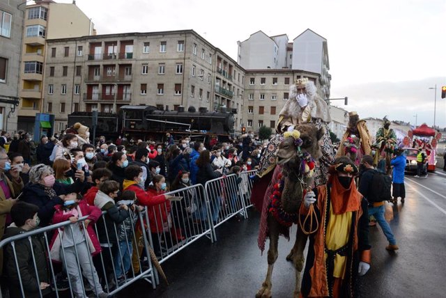 Archivo - Los tres Reyes Magos subidos en dromedarios en la cabalgata de Reyes, a 5 de enero de 2022