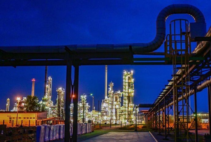 Archivo - FILED - 04 May 2022, Brandenburg, Schwedt: The facilities of the oil refinery on the industrial site of PCK-Raffinerie GmbH are illuminated in the evening. Germany's Economic Affairs Ministry announced that Rosneft Deutschland and RN Refining 