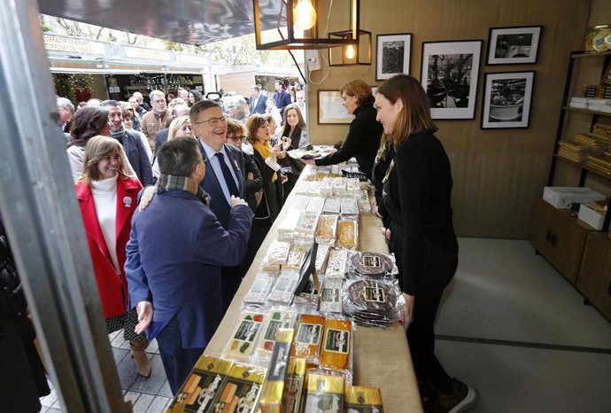 El 'president' de la Generalitat, Ximo Puig, visita la Feria de Navidad de Xixona
