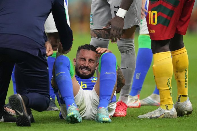 02 December 2022, Qatar, Lusail: Brazil's Telles Alex receives treatment on the pitch during the FIFA World Cup Qatar 2022 Group G soccer match between Cameroon and Brazil at the Lusail Stadium. Photo: Martin Rickett/PA Wire/dpa