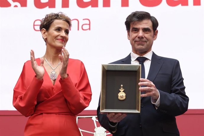 María Chivite entrega la Medalla de Oro de Navarra 2022 a Ignacio Ugalde, presidente de CEPES Navarra