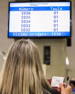 Archivo - Una persona esperant per ser atesa en el Registre Civil