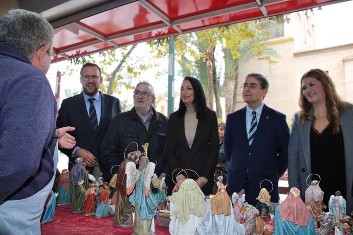 La consejera de Empresa, Empleo, Universidades y Portavocía, Valle Miguélez, inauguró hoy la 38 edición de la Muestra de Artesanía de Navidad de la Región de Murcia