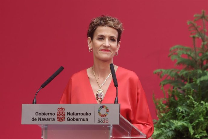 La presidenta del Gobierno foral, María Chivite, durante su intervención en el acto de entrega de la Medalla de Oro de Navarra.