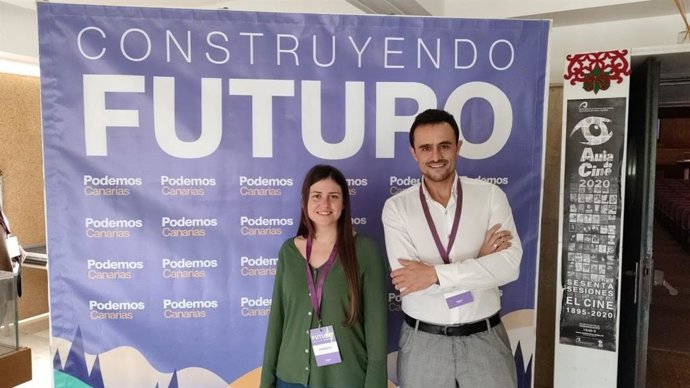 La secretaria de Coordinación de Podemos Mallorca, Aurora Ribot, y el el secretario de Extensión, Participación y Círculos de Podemos Baleares, Iván Sevillano, en el Primer Encuentro Ciudadano organizado por Podemos Canarias