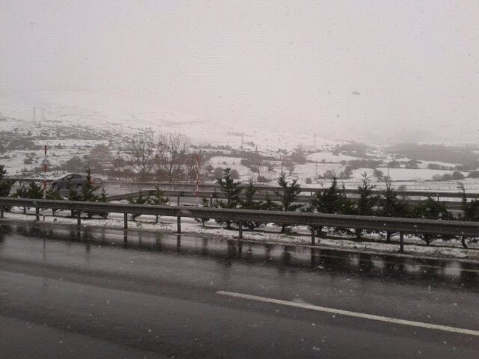 Archivo - Nieve en Cantabria, carreteras. Foto de archivo