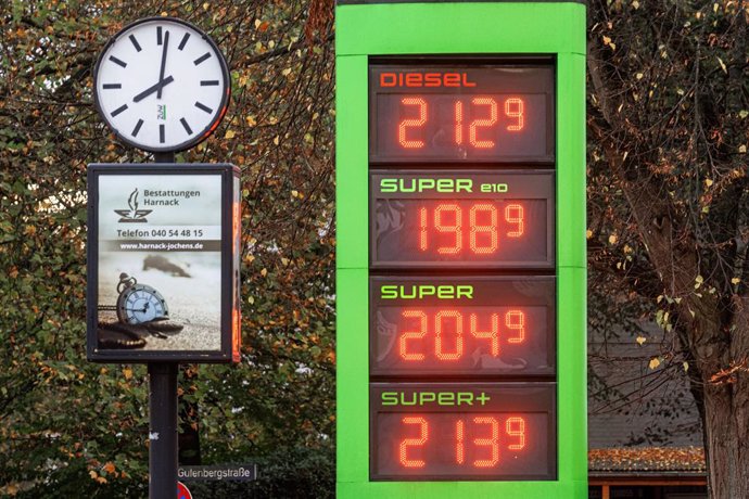 06 November 2022, Hamburg: A display board shows the prices for various types of fuel at a gas station. Photo: Markus Scholz/dpa