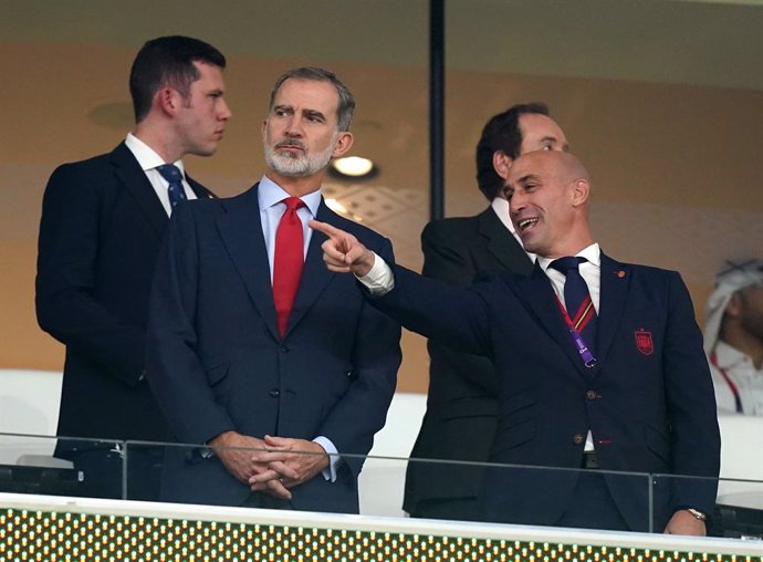 23 November 2022, Qatar, Doha: King Felipe VI of Spain and head of Royal Spainsh Football Federation Luis Rubiales in the stands during the FIFA World Cup Qatar 2022 Group E soccer match between Spain and Costa Rica at the Al Thumama Stadium. Photo: Ada
