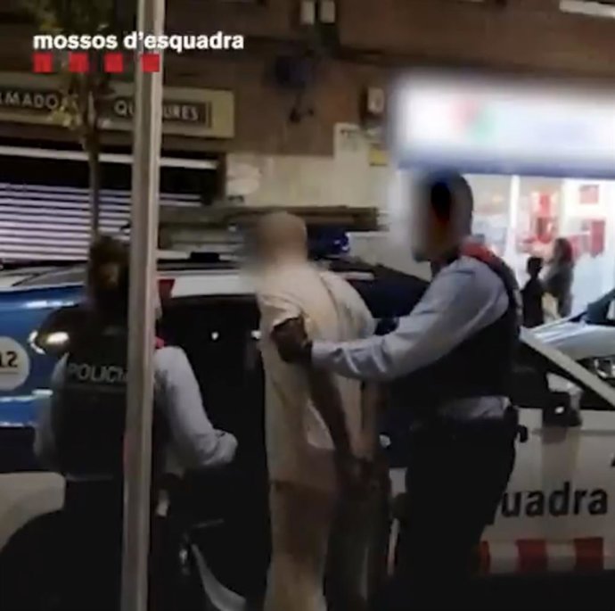 Els Mossos d'Esquadra detenen el presumpte autor de vuit robatoris violents a Barcelona a l'Hospitalet de Llobregat