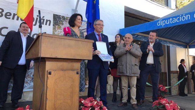 Francisco Salado, presidente de la Diputación de Málaga, recibe el título honorífico de Embajador de Benaoján
