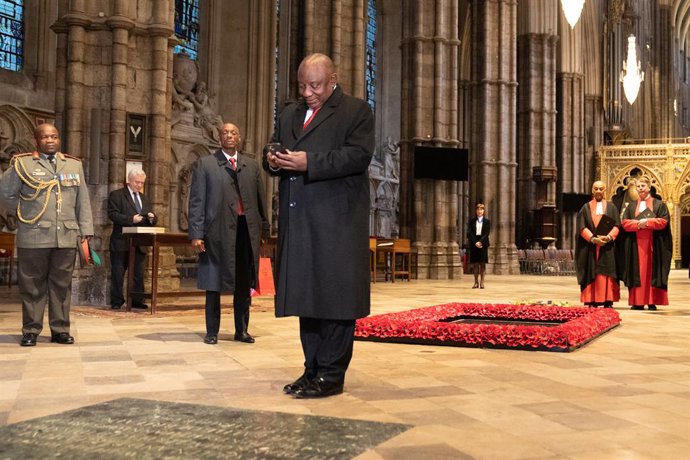 22 November 2022, United Kingdom, London: South Africa's President Cyril Ramaphosa takes a picture of a memorial stone to former Prime Minister Sir Winston Churchill during a tour of Westminster Abbey, as part of Ramaphosa's State Visit to the UK. Photo