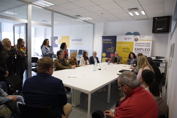 El alcalde de Sevilla, Antonio Muñoz, con técnicos y participantes de los dos proyectos de inserción laboral en Cerro-Amate