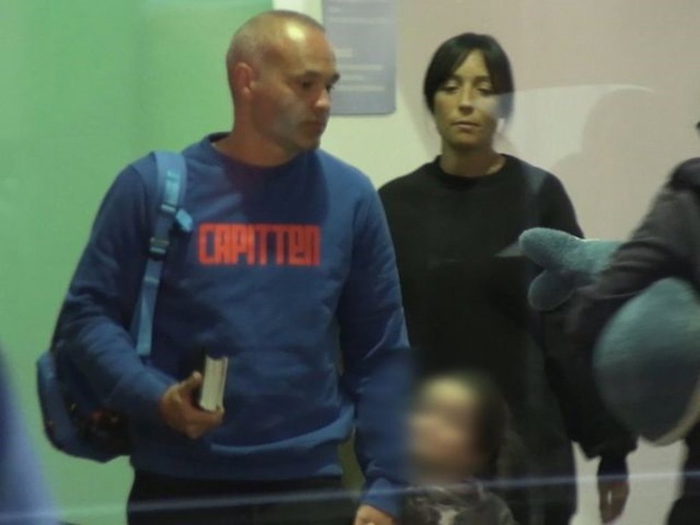 Anna Ortiz y Andrés Iniesta en el aeropuerto de Barcelona