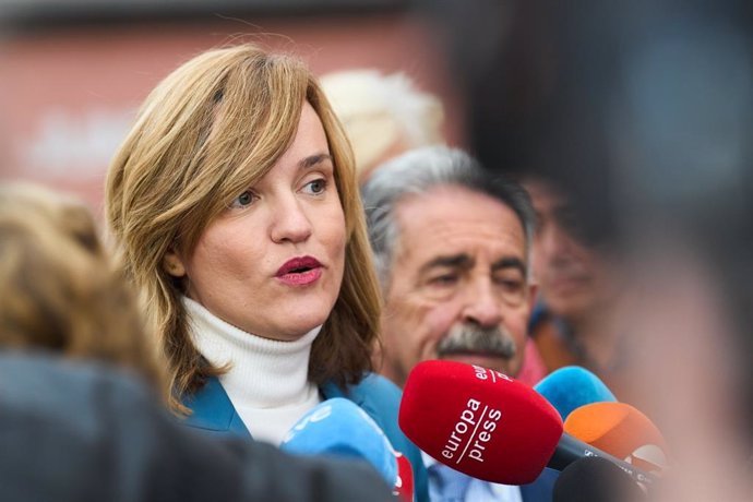 La portavoz del PSOE y minsitra de Educación, Plar Alegría.