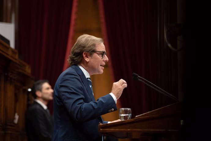 Archivo - El portaveu de Vox al Parlament, Joan Garriga, intervé al Parlament