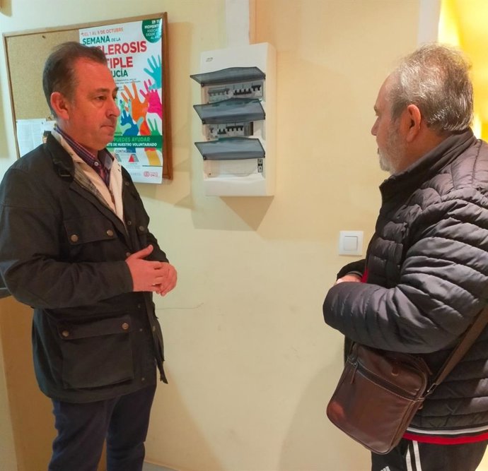 El concejal de Mantenimiento Urbano, Javier Padorno, y el presidente de la asociación de vecinos La Unión, Cristóbal Martínez