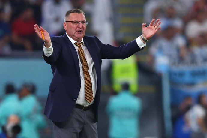 30 November 2022, Qatar, Doha: Poland coach Czeslaw Michniewicz gestures on the touchline during the FIFA World Cup Qatar 2022 Group C soccer match between Poland and Argentina at Stadium 974. Photo: Tom Weller/dpa