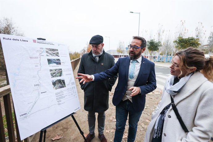 El conseller de Territori, Juli Fernández, mostrant el traat de la Ruta dels Llacs als alcaldes de Balaguer, Joan Ignasi Vidal, i Camarasa, Elizabet Lizaso