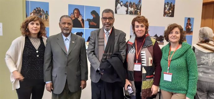 Patricia Perales, Ainhoa Aznárez e Isabel Aranburu con la representación saharahui en la 46 Conferencia Europea de Apoyo y Solidaridad con el Pueblo Saharaui