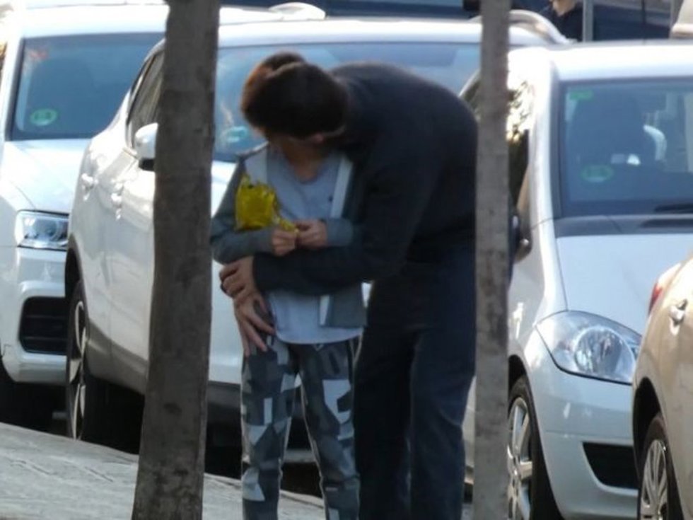 Gerard Piqué abraza a su hijo
