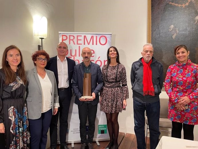 El escritor Jesús Carrasco y autoridades presentes en el acto de entrega del XVII Premio Dulce Chacón de Narrativa Española.