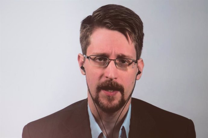 Archivo - Edward Snowden, en una videconferencia sobre su libro