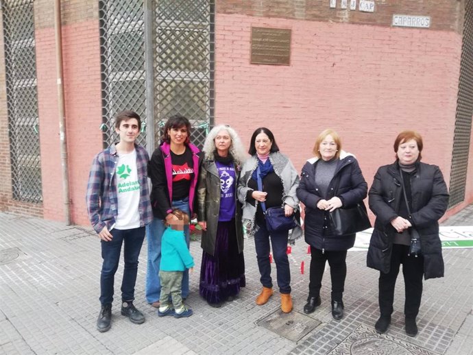 Teresa Rodríguez, portavoz de Adelante Andalucía, junto a las hermanas de García Caparrós en la vigilia por el 45 aniversario de su muerte