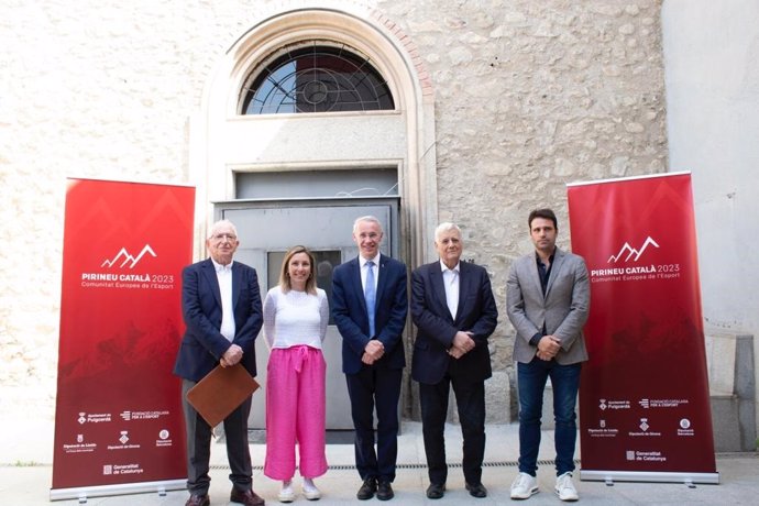 Representantes de la Federació Catalana per a l'Esport, Pirineu Catal-Comunitat Europea de l'Esport y el Ayuntamiento de Puigcerd (Girona) reciben la nominación del Pirineo catalán como 'Comunidad Europea del Deporte 2023'