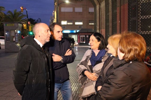 Toni Valero, coordinador general de IU Andalucía, junto a las hermanas de García Caparrós en la vigilia en homenaje por el 45 aniversario de su muerte