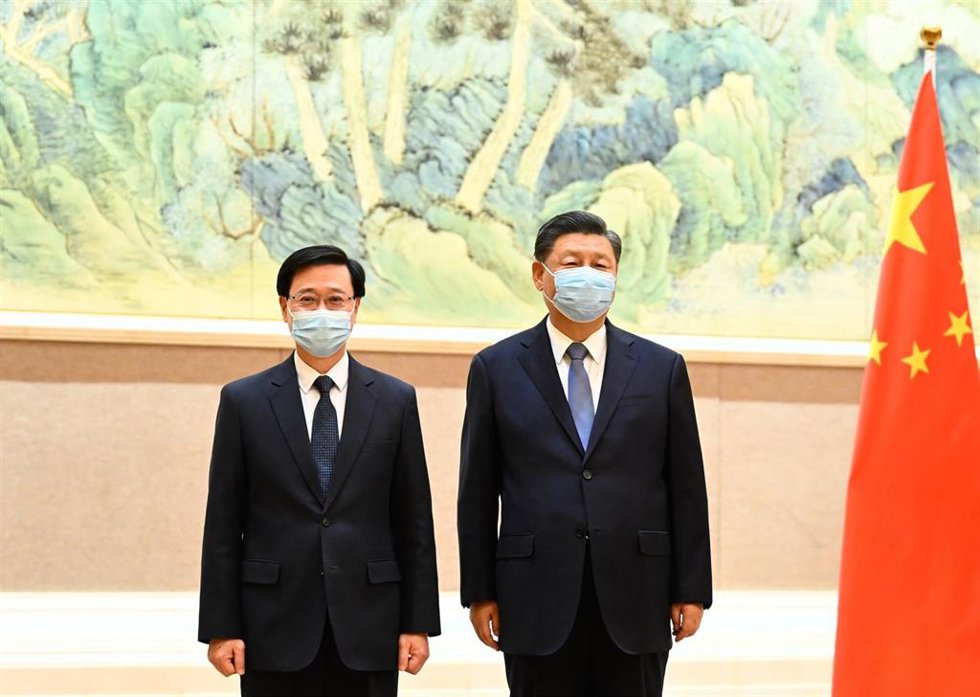 Archivo - El jefe del Ejecutivo de Hong Kong, John Lee, junto con el presidente chino, Xi Jinping