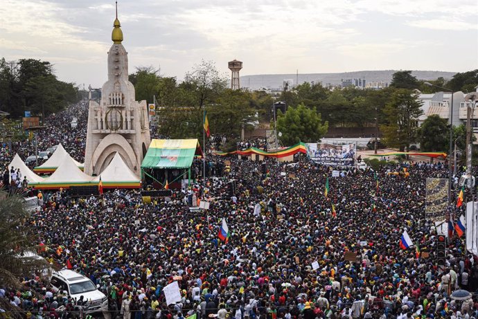 Archivo - 14 January 2022, Mali, Bamako: People take part in a demonstration at the Place de l'Independance in Bamako, against the Economic Community of West African States (ECOWAS) sanctions. Photo: Nicolas Remene/Le Pictorium Agency via ZUMA/dpa