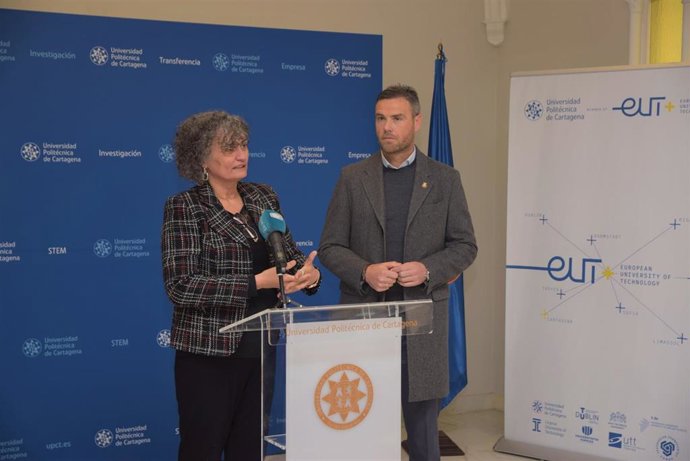 La rectora de la UPCT, Beatriz Miguel, y el alcalde de Caravaca de la Cruz, José Francisco García
