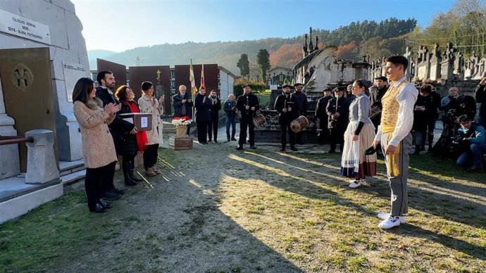 Acto de entrega en el cementerio de Tolosa (Gipuzkoa) a la familia del gudari Mikel Alberdi de sus restos tras su localización y recuperación