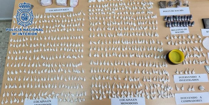 Nota De Prensa + Fotos "La Policía Nacional Interviene 700 Monodosis De Cocaína Al Desarticular Dos Puntos De Venta De Droga Muy Activos En Sendos Domicilios Del Centro De Málaga "