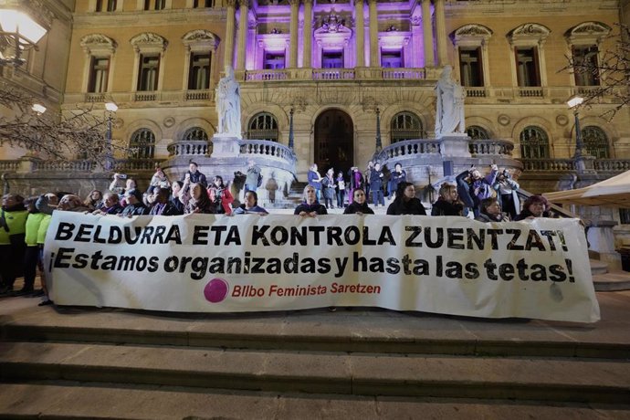 Un grupo de mujeres sujetan una pancarta en una manifestación contra las violencias machistas, a 25 de noviembre de 2022, en Bilbao (archivo)