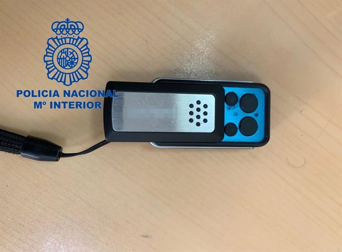 Mando inhibidor de frecuencia, que se utiliza para anular los sistemas de cierre de los vehículos y mantenerlos abiertos