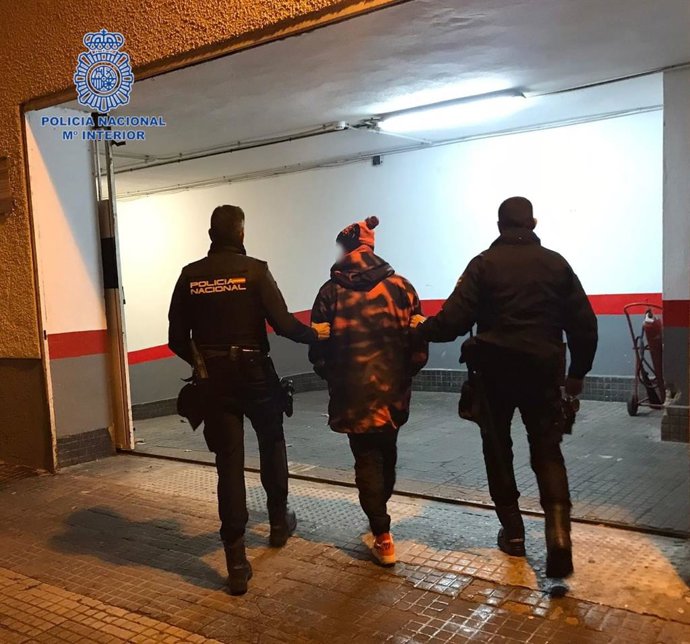 Policía Nacional escolta a uno de los detenidos por delitos contra la salud pública en el barrio de La Soleda de Palma
