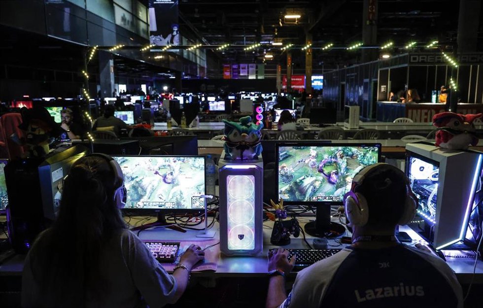 Archivo - Dos personas con videojuegos en el ordenador, en la décima edición de DreamHack, en el Foro centro Feria Valencia, a 1 de julio de 2022, en Valencia, Comunidad Valenciana (España).