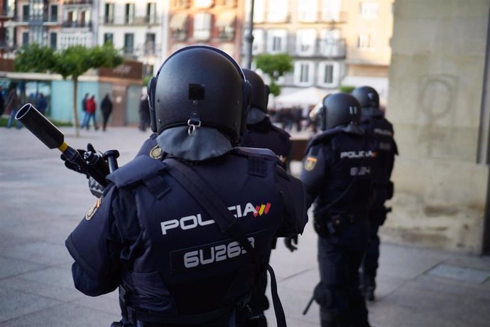 Archivo - Varios agentes 'antidisturbios' de la Policía Nacional en un dispositivo en Pamplona 