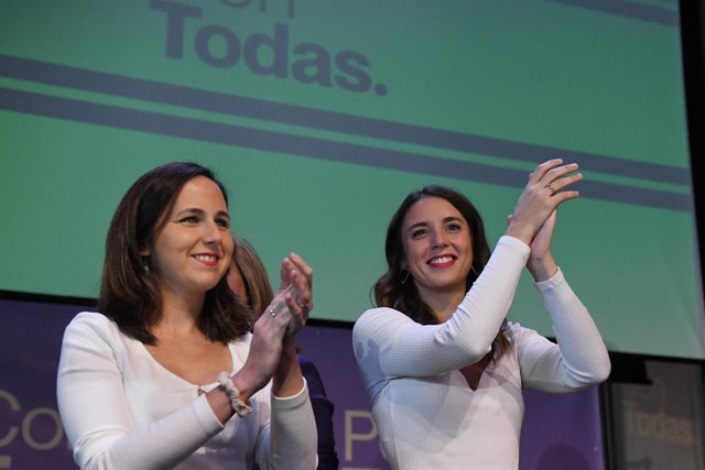 La secretaria general de Podemos y ministra de Derechos Sociales, Ione Belarra (i), y la ministra de Igualdad, Irene Montero (d), protagonizan el acto 'Con todas, por todas’, a 26 de noviembre de 2022, en Madrid (España).