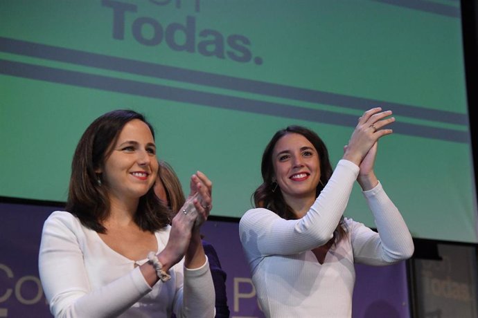 La secretaria general de Podemos y ministra de Derechos Sociales, Ione Belarra (i), y la ministra de Igualdad, Irene Montero (d), protagonizan el acto 'Con todas, por todas, a 26 de noviembre de 2022, en Madrid (España).