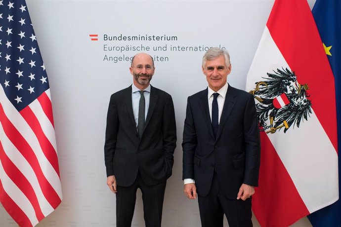 Archivo - El ministro de Exteriores de Austria, Michael Linhart (a la derecha), recibe al enviado especial de EEUU para Irán, Robert Malley